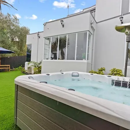 High-End Modern Villa Spa Pool - Harbour Views-2