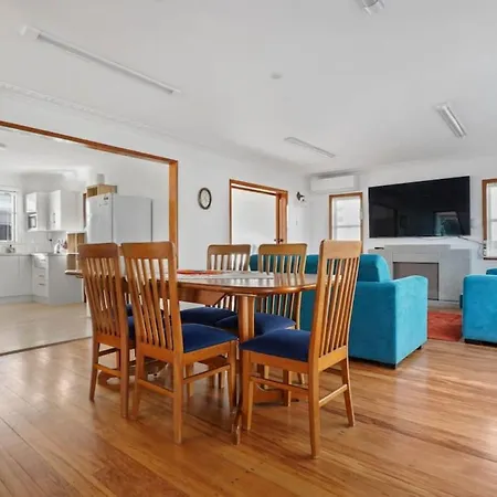 Cheerful 3 - Bedroom Home With Free Parking-2