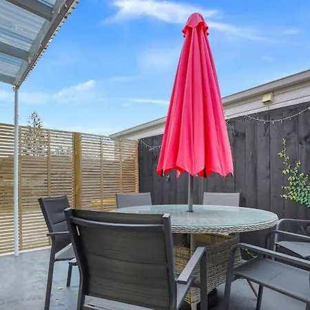 Cheerful 3 - Bedroom Home With Free Parking-3