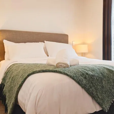 Luxurious 2 Bedroom Apartment Free Secure Parking-3