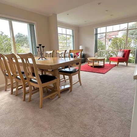 Cheerful 4 Bedrooms Home With Stunning Sunshine-3