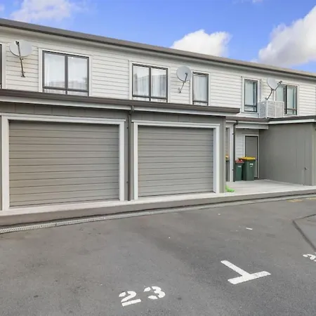 Super Chic Apt Nr Albany Mall - Carpark - Fibre-3