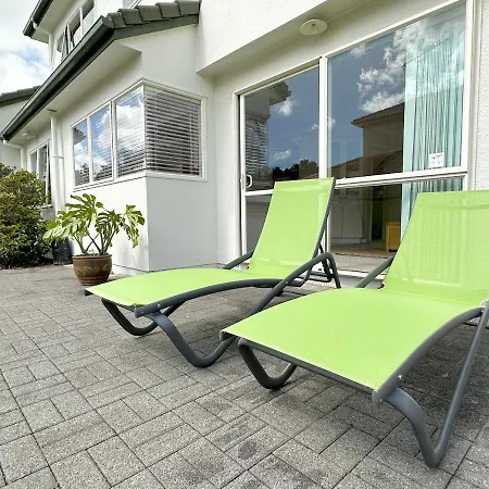 Cheerful 4 Bedrooms Home With Stunning Sunshine-2
