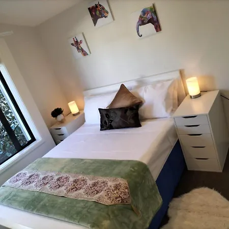 Cheerfull Modern 2 Bedroom Townhouse With Patio In Parnell Auckland Cbd-3
