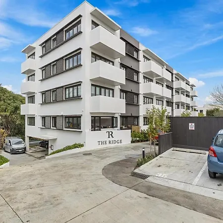 Convenient Modern 2-Bedroom Unit With Free Parking-3