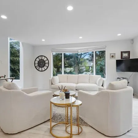Private Paradise Designer 2Br Home- Free Parking-3