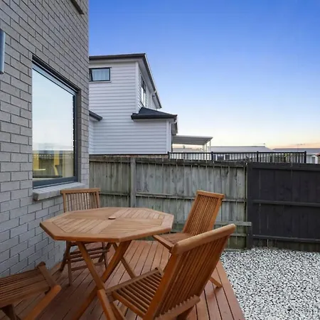 Stunning New Luxury Home - Close To Airport - Wifi-3