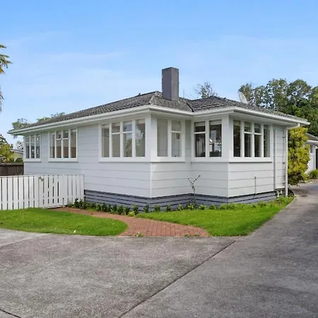 Beautifully Restored Home - Fully Fenced - Wifi-2