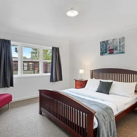 Homey Hideaway 3 Bedroom W Parking , Wi-Fi And Netflix-3