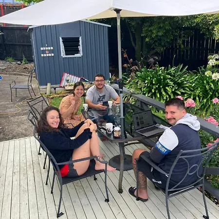 Kiwi Hosts Backpackers-3