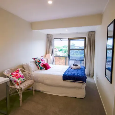 Bright 2 Bedroom Home In East Auckland-2