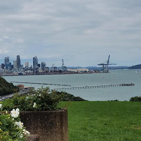 Radcliffe House - Auckland Holiday Home-3