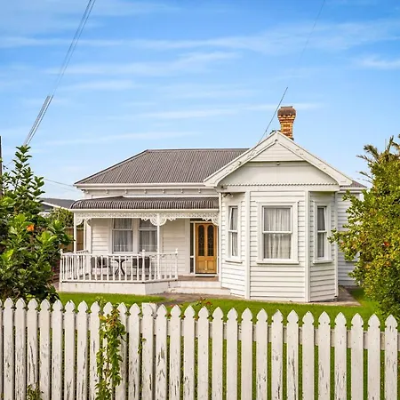 4Bed Spacious Villa In Chatswood-2
