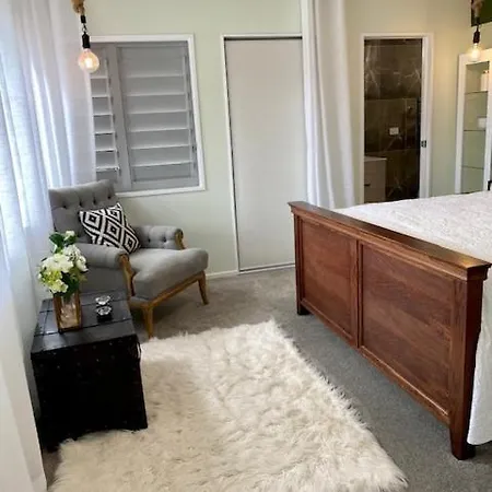 Deluxe Queen Room With Ensuite-2