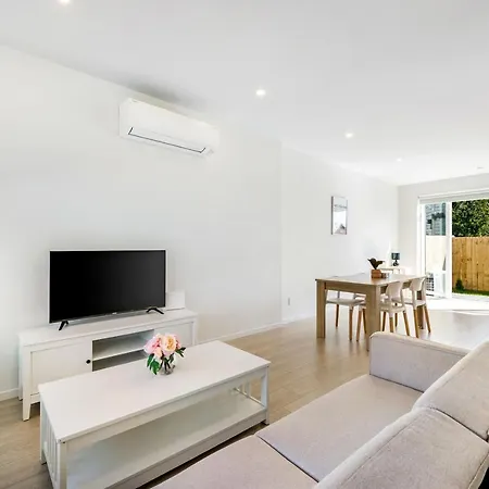Contemporary Modern Home 32-2