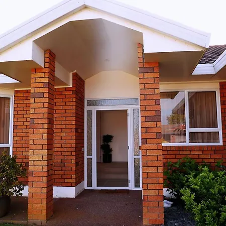 House Located At The Centre Of East Auckland Walking To Botany Westfield Shopping Mall-3