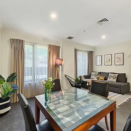 Spacious Retreat On Queen Street With Gym And Pool-3