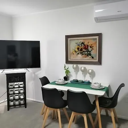 Centre Takapuna 2 Beds & Garage & Netflix-3