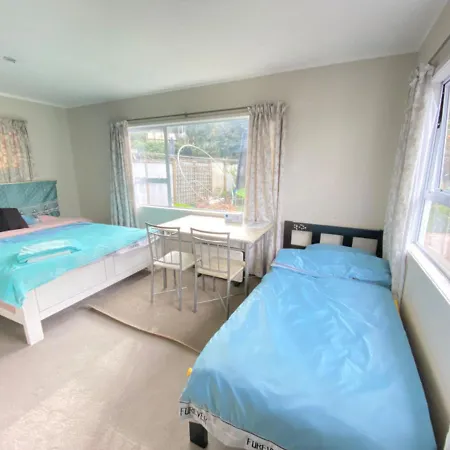 Queenroomsharedbathroom2-3Aldult-205-2