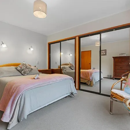 Central Comforts - Mount Eden Holiday Home-2