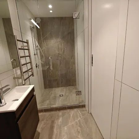 Private Room With Ensuite & Garden Epsom-3