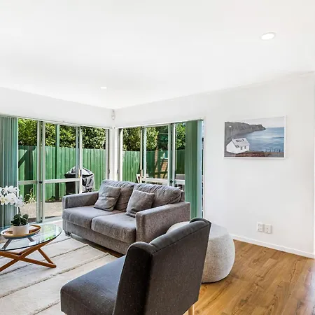 Private And Sunny 3-Bedroom Home With Parking-2