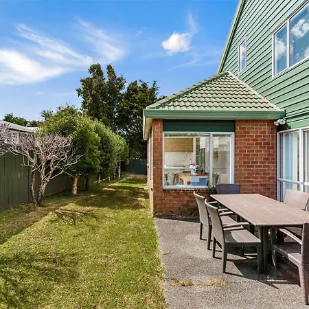 Private And Sunny 3-Bedroom Home With Parking-3