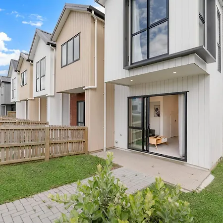 Cozy Brand New Townhouse 10-2