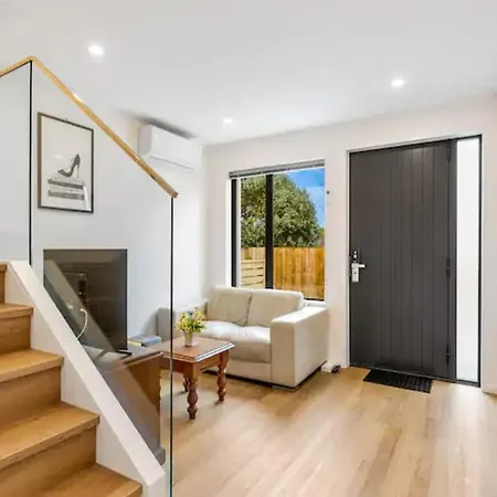 Wonderful Three Bedroom With Garage-3