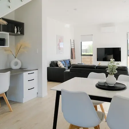 Modern Howick Town House Fibre Wifi Netflix-2