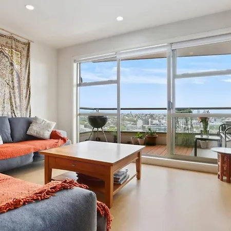Central And Stylish Apartment With City Views-3