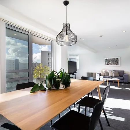 Stunning Three Bedroom Home Near Sky Tower-2