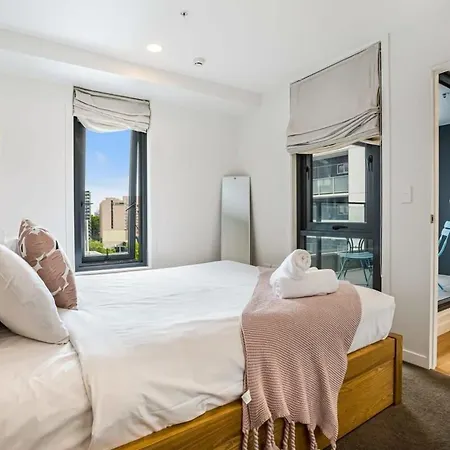 Cosy Two Bedroom Apartment With Balcony Pool And Gym-3