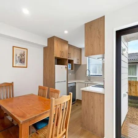Cheerful Three Bedroom Townhouse With Parking-3