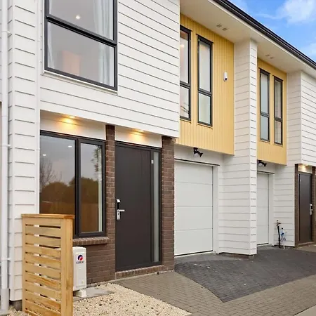 Cheerful Three Bedroom Townhouse With Parking-2