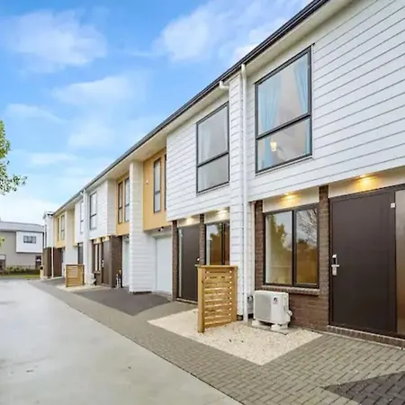 Stunning Three Bedroom Townhouse With Free Parking-3