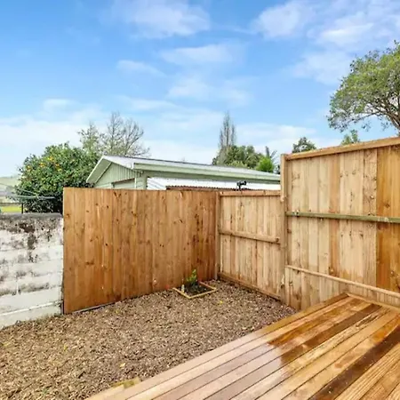 Stunning Three Bedroom Townhouse With Free Parking-2