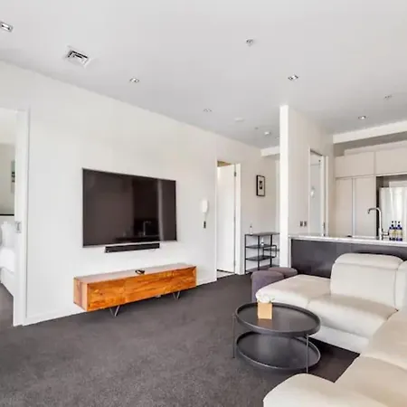 Stunning 2Br Viaduct Views W Parking Zodiak Stays-3