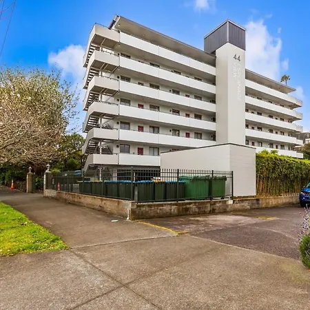 Lovely 2-Bedroom Rental With Parking Zodiak Stays-2