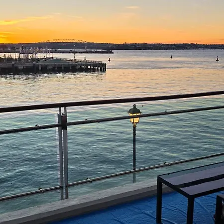 Life On Water- Princes Wharf Apartment With Fabulous Views-3