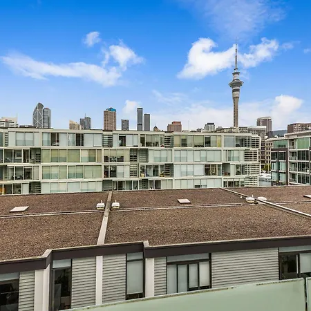 Beautiful 2Br - Pool, Gym & Parking Zodiak Stays-2