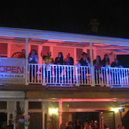 Shooters Saloon Hotel & Cabins-3