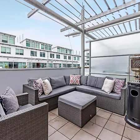 Premium 1Br Apartment At Princes Wharf-2