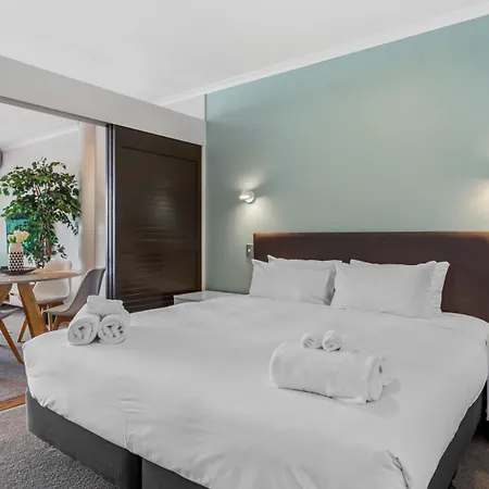 Qv Stays Elegant Modern Apartment With Water Views-3