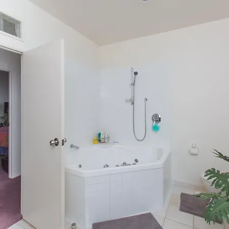 Elegant Central City Pad Apartment-3