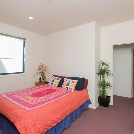 Elegant Central City Pad Apartment-2
