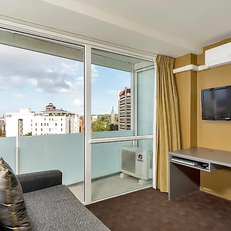 Bright And Airy One Bedroom Apartment:Great Views!-2