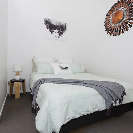 Central And Stylish 2 Bed Apartment-2