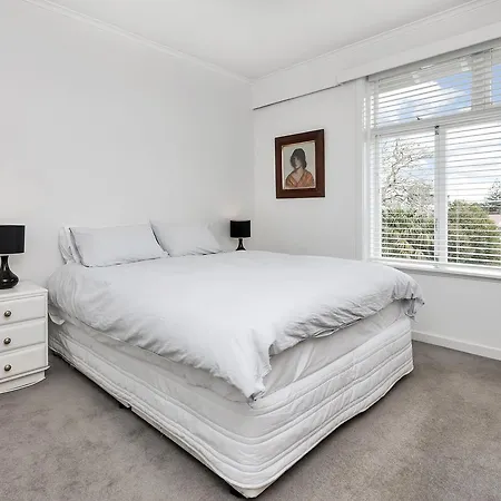 Spacious Sunny Seaview Apartment-3
