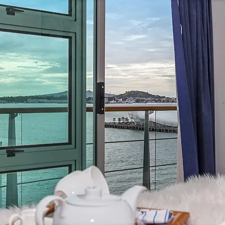 Princes Wharf 1Br Sub-Penthouse With Panoramic City & Ocean Views-2